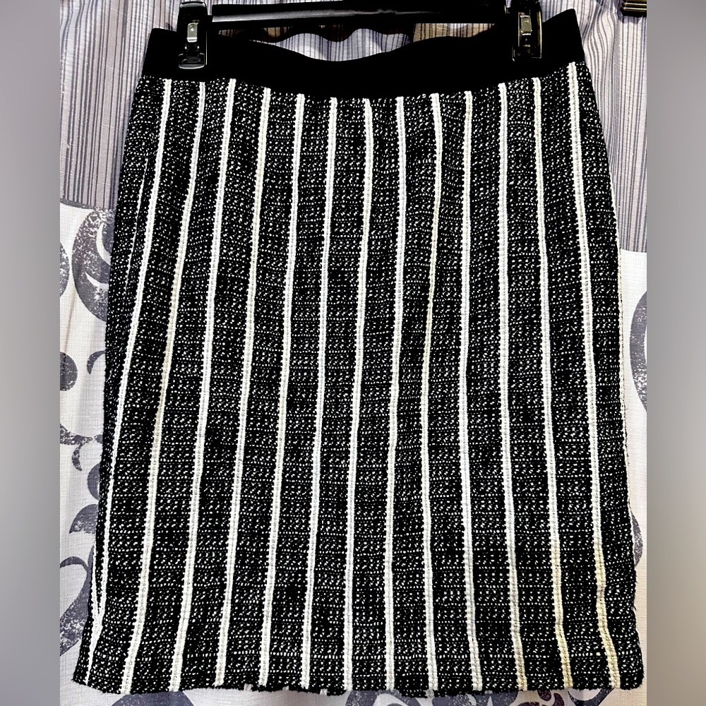 EUC Ann Taylor Blue and White Pleated‎ Pencil Skirt Size 6